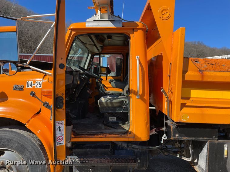 image for item MA9925 2001 International 4900  dump truck