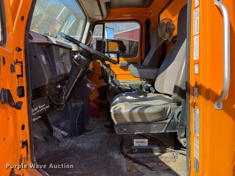 image for item MA9925 2001 International 4900  dump truck