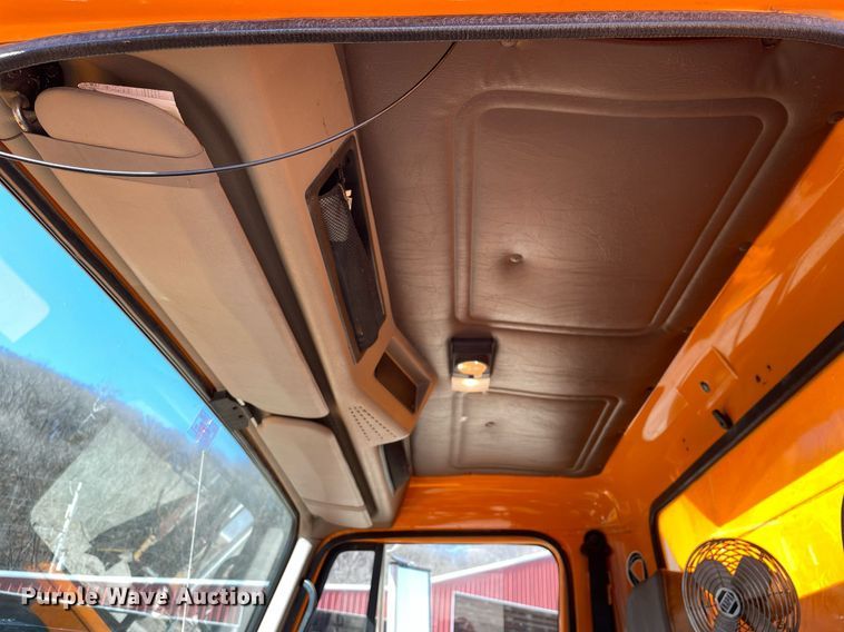 image for item MA9925 2001 International 4900  dump truck