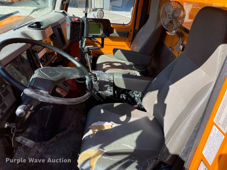 image for item MA9925 2001 International 4900  dump truck