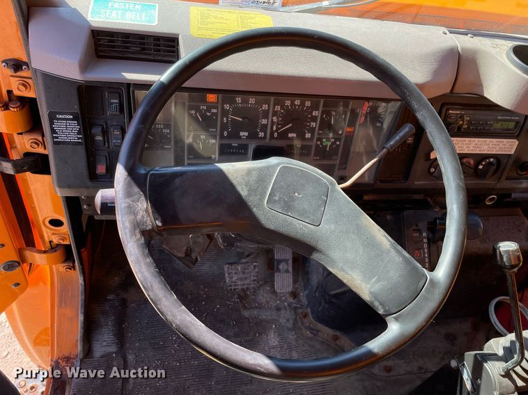 image for item MA9925 2001 International 4900  dump truck