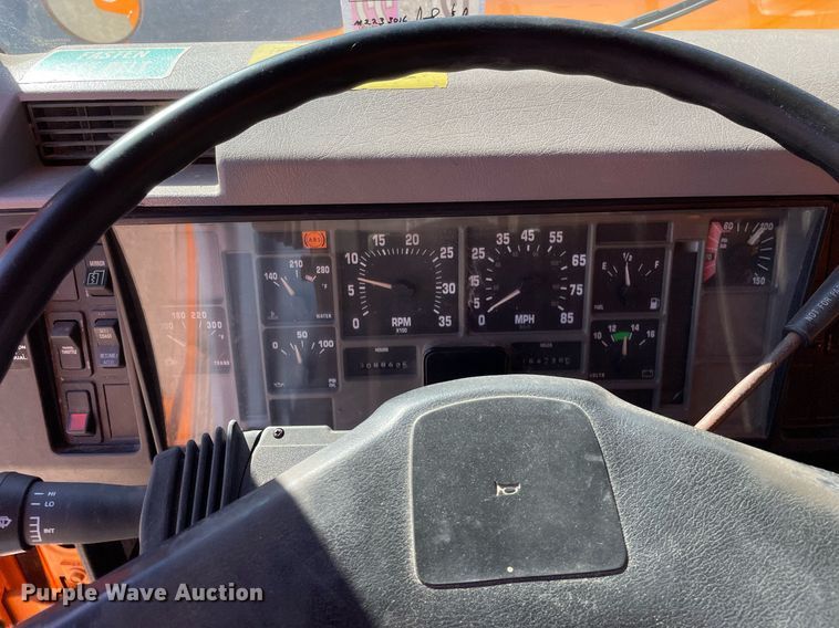 image for item MA9925 2001 International 4900  dump truck