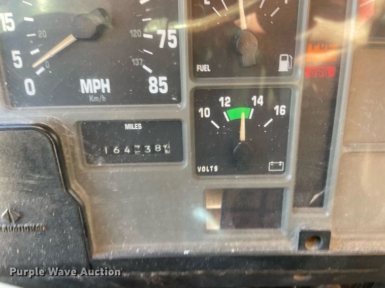 image for item MA9925 2001 International 4900  dump truck