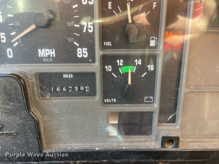 image for item MA9925 2001 International 4900  dump truck