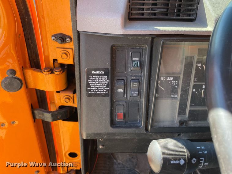 image for item MA9925 2001 International 4900  dump truck