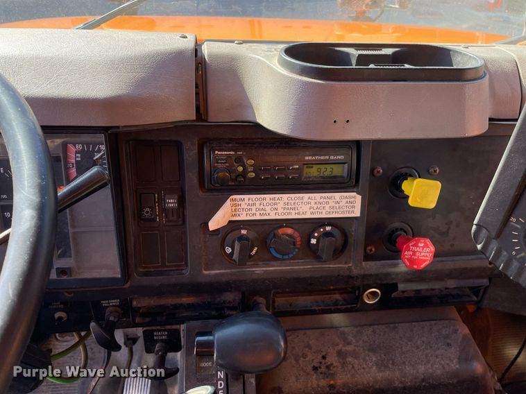 image for item MA9925 2001 International 4900  dump truck