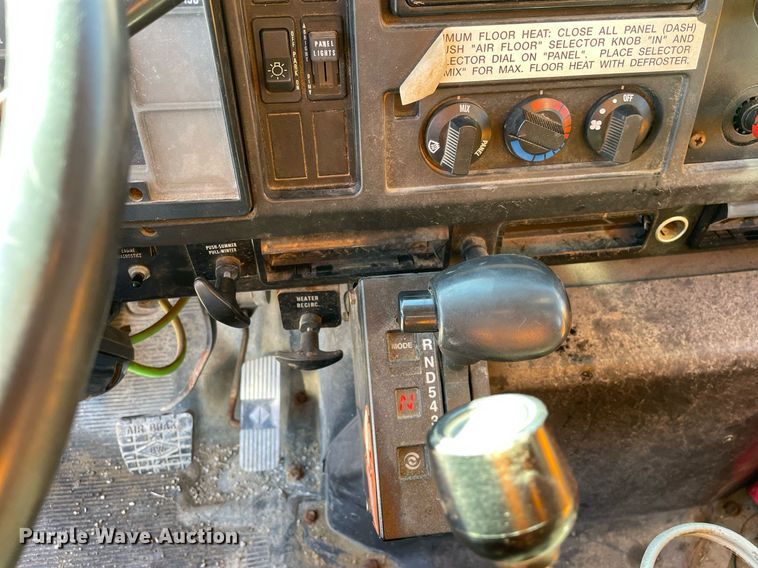 image for item MA9925 2001 International 4900  dump truck