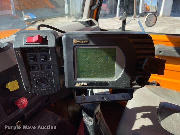 image for item MA9925 2001 International 4900  dump truck