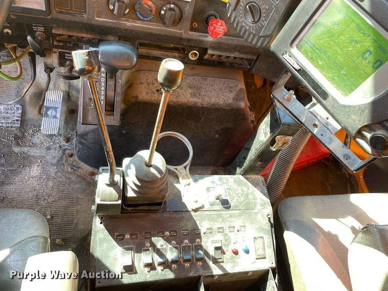 image for item MA9925 2001 International 4900  dump truck