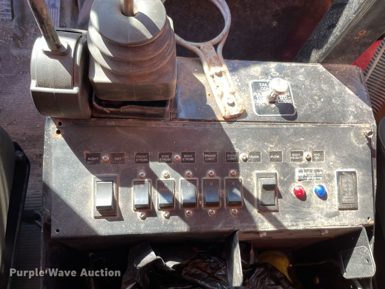 image for item MA9925 2001 International 4900  dump truck