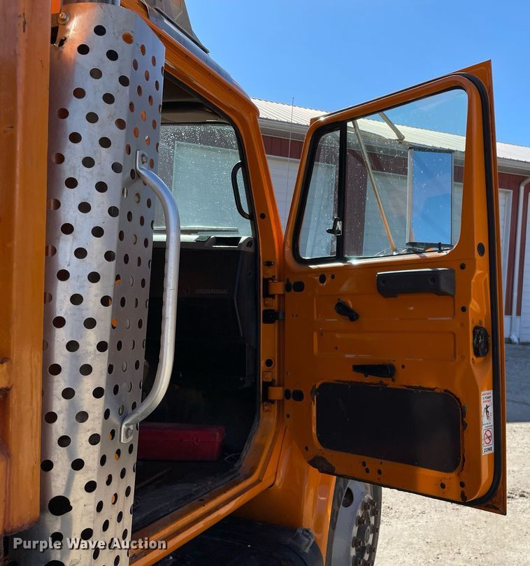 image for item MA9925 2001 International 4900  dump truck