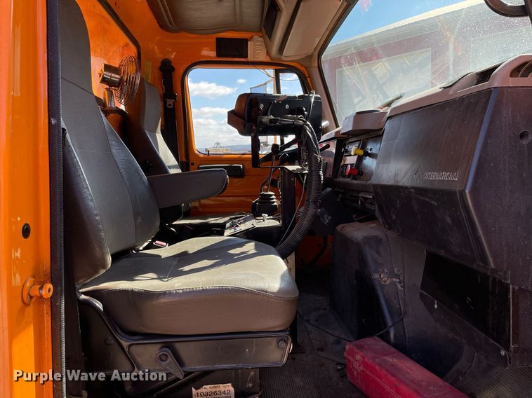 image for item MA9925 2001 International 4900  dump truck