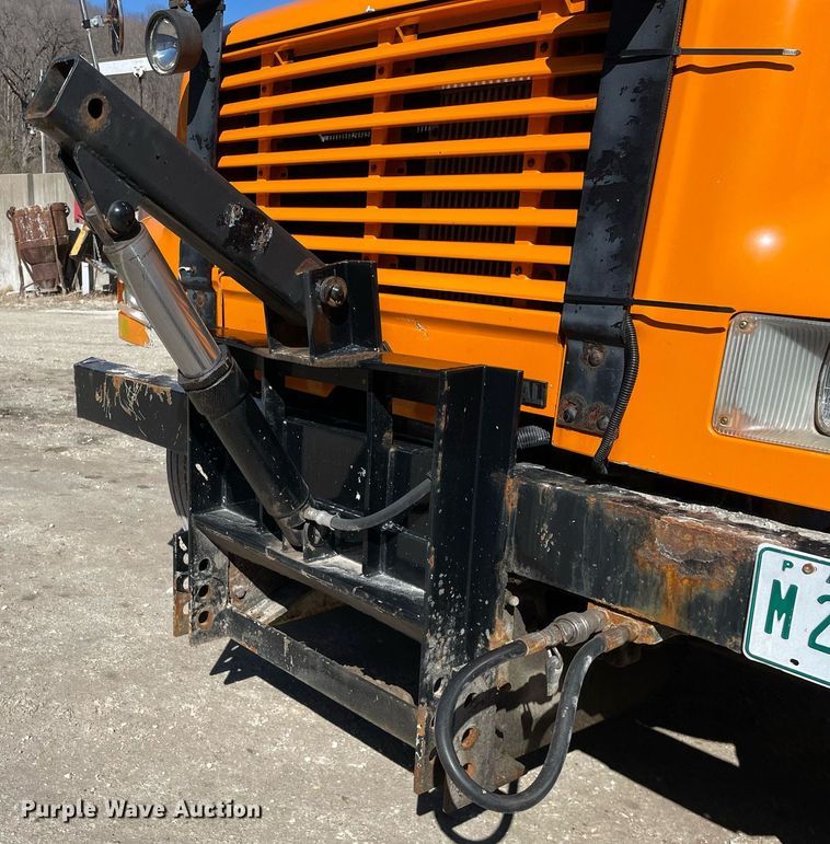 image for item MA9925 2001 International 4900  dump truck