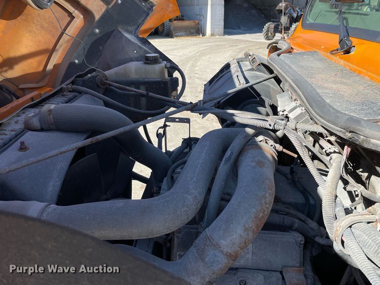 image for item MA9925 2001 International 4900  dump truck