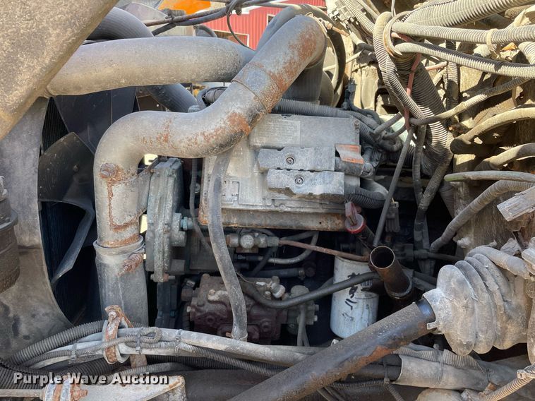 image for item MA9925 2001 International 4900  dump truck