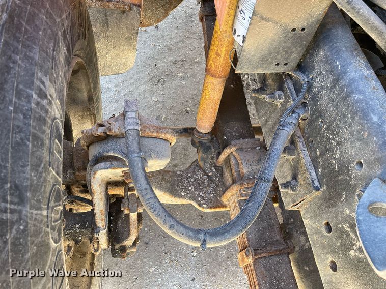 image for item MA9925 2001 International 4900  dump truck