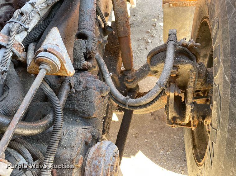 image for item MA9925 2001 International 4900  dump truck