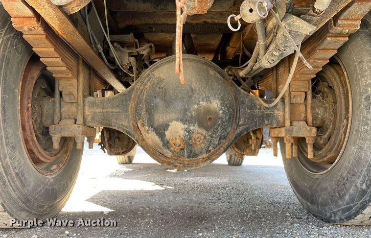 image for item MA9925 2001 International 4900  dump truck