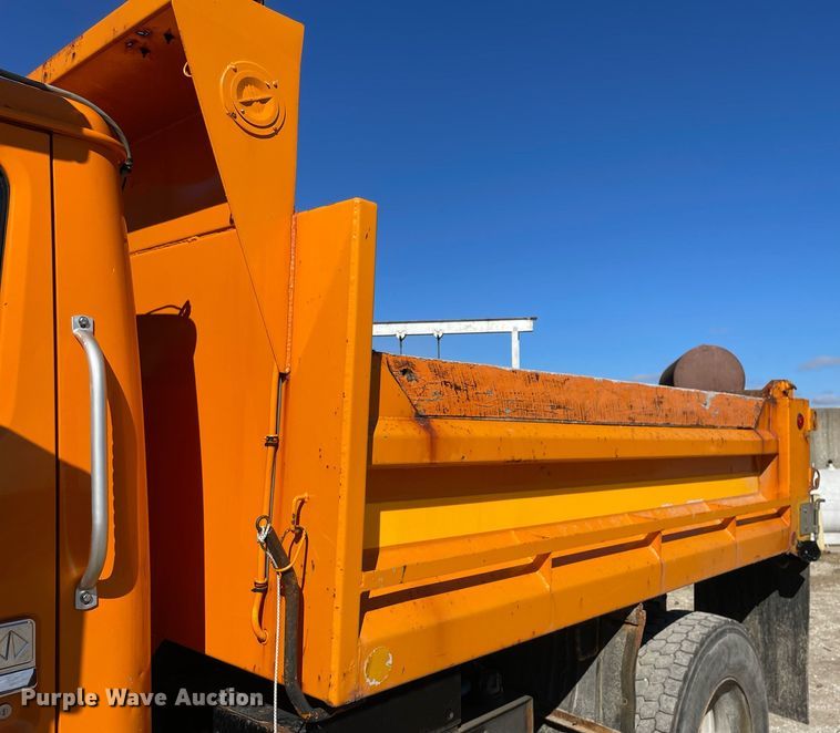 image for item MA9925 2001 International 4900  dump truck