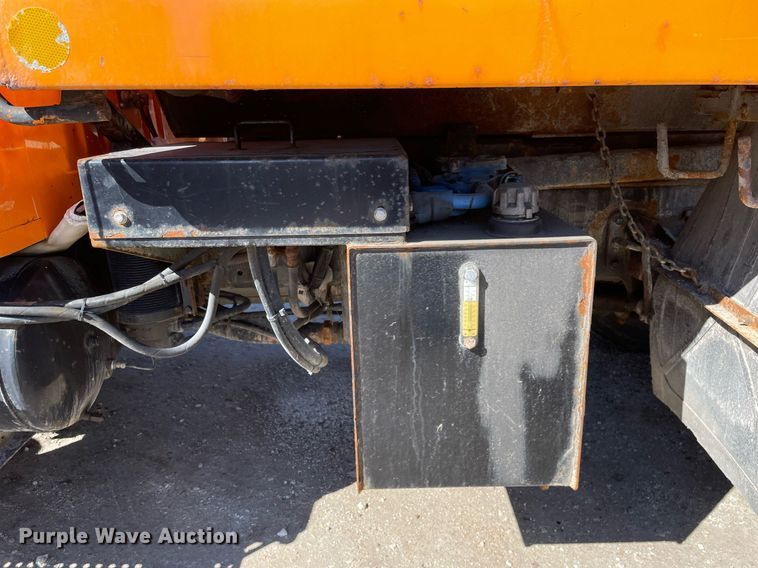 image for item MA9925 2001 International 4900  dump truck