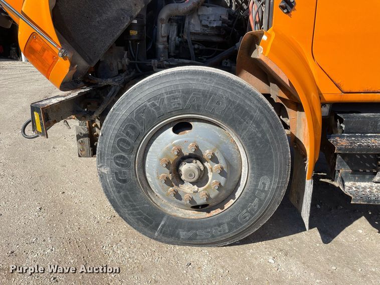 image for item MA9925 2001 International 4900  dump truck