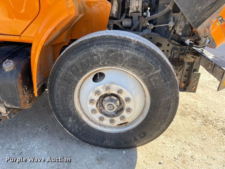 image for item MA9925 2001 International 4900  dump truck