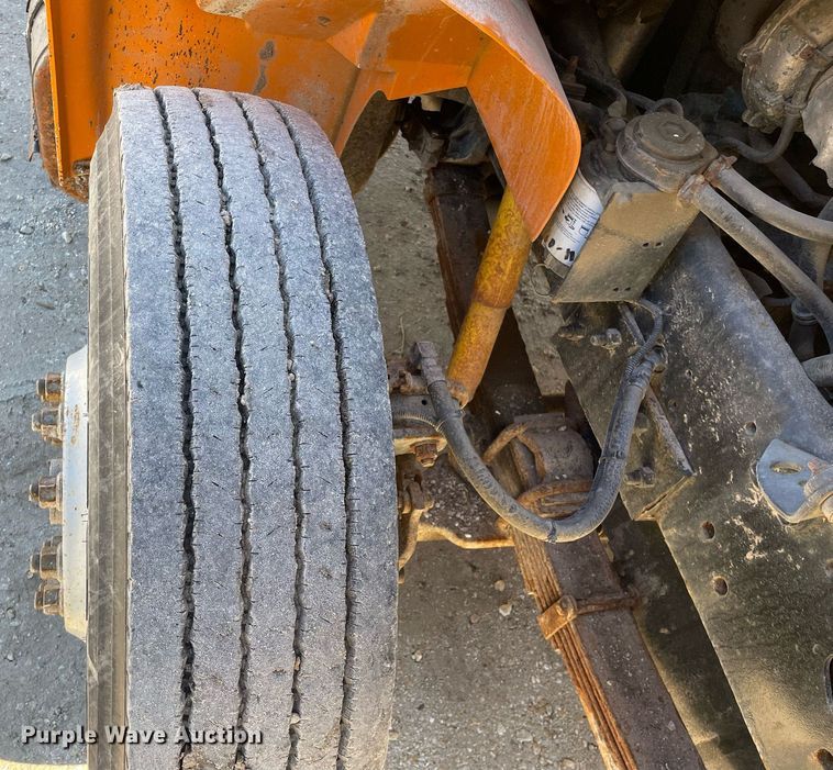 image for item MA9925 2001 International 4900  dump truck