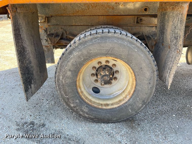 image for item MA9925 2001 International 4900  dump truck