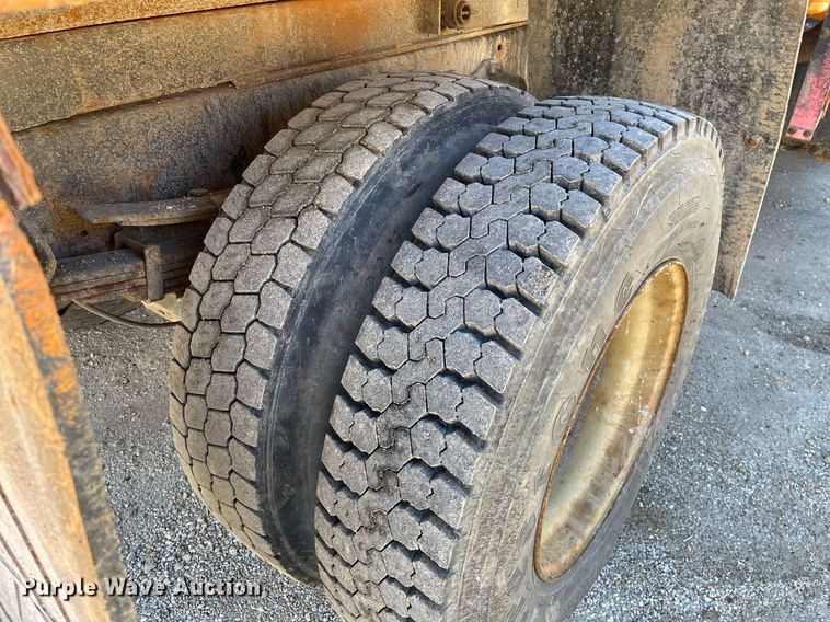 image for item MA9925 2001 International 4900  dump truck