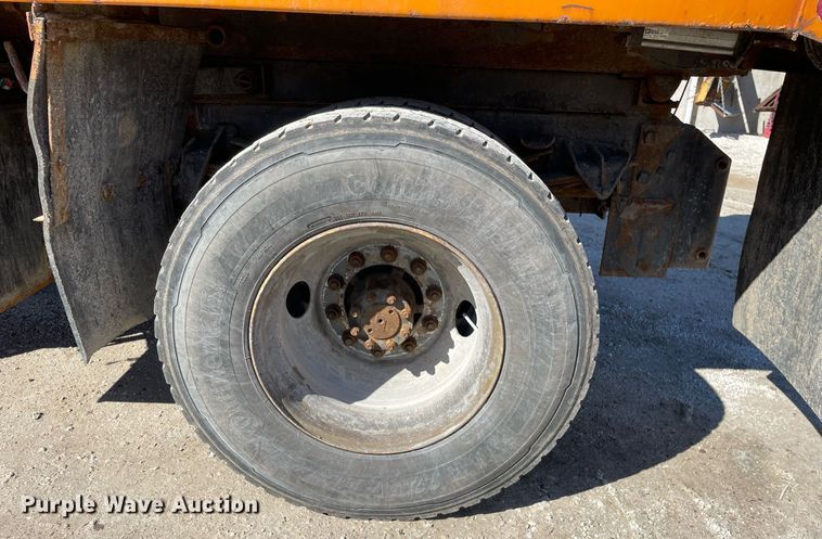 image for item MA9925 2001 International 4900  dump truck