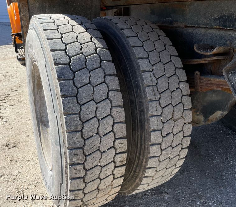 image for item MA9925 2001 International 4900  dump truck