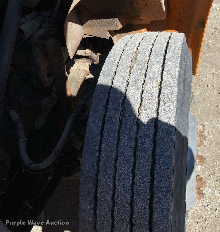 image for item MA9925 2001 International 4900  dump truck