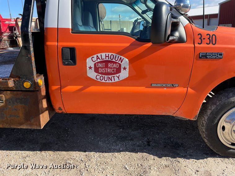 image for item MA9933 2002 Ford F550 Super Duty XL  flatbed truck