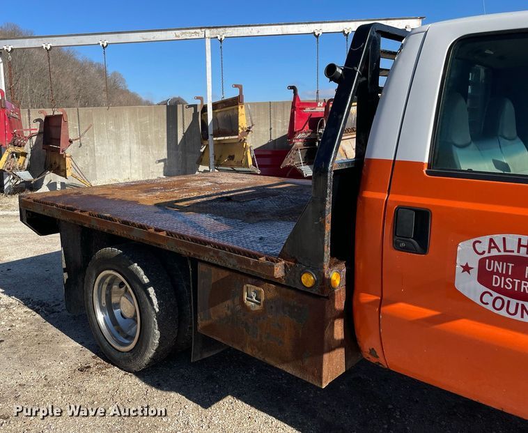 image for item MA9933 2002 Ford F550 Super Duty XL  flatbed truck