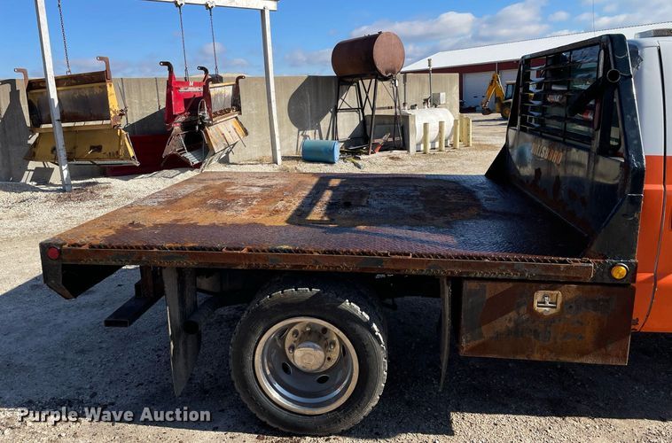 image for item MA9933 2002 Ford F550 Super Duty XL  flatbed truck