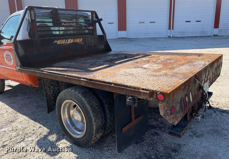 image for item MA9933 2002 Ford F550 Super Duty XL  flatbed truck