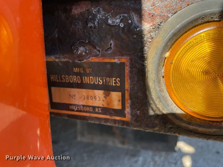 image for item MA9933 2002 Ford F550 Super Duty XL  flatbed truck