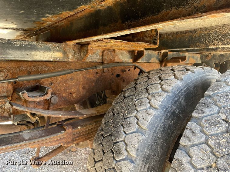 image for item MA9933 2002 Ford F550 Super Duty XL  flatbed truck