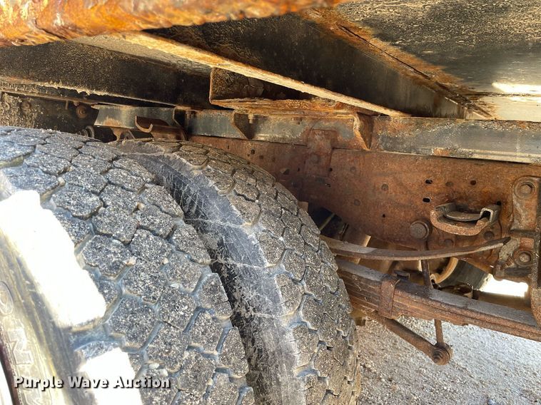 image for item MA9933 2002 Ford F550 Super Duty XL  flatbed truck