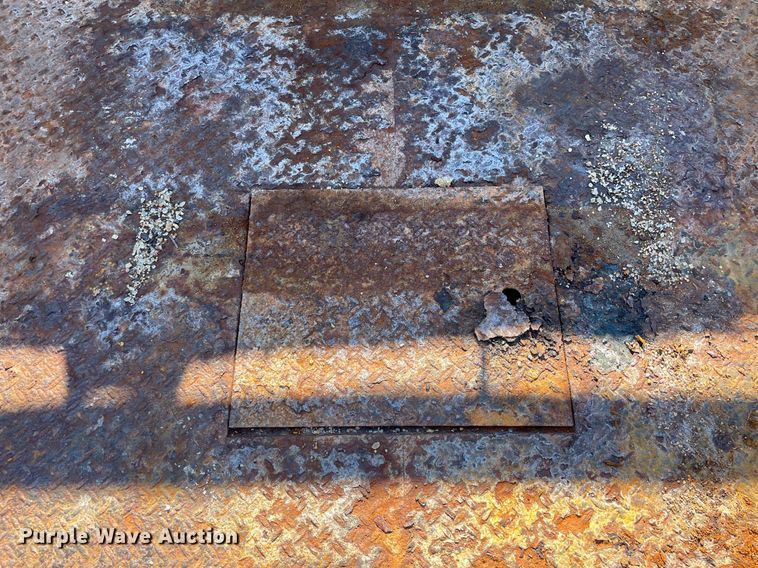 image for item MA9933 2002 Ford F550 Super Duty XL  flatbed truck