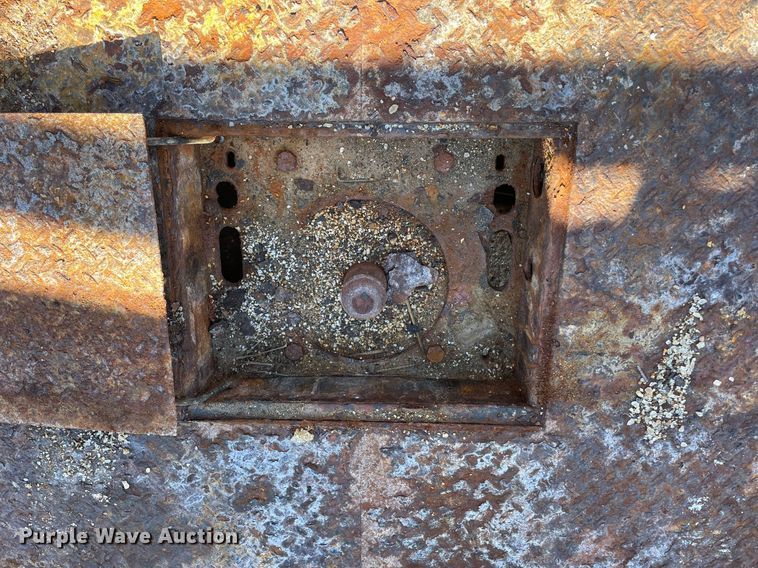 image for item MA9933 2002 Ford F550 Super Duty XL  flatbed truck