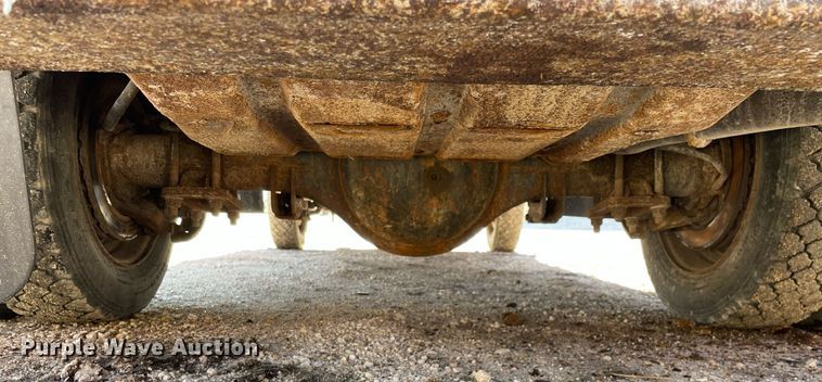 image for item MA9933 2002 Ford F550 Super Duty XL  flatbed truck