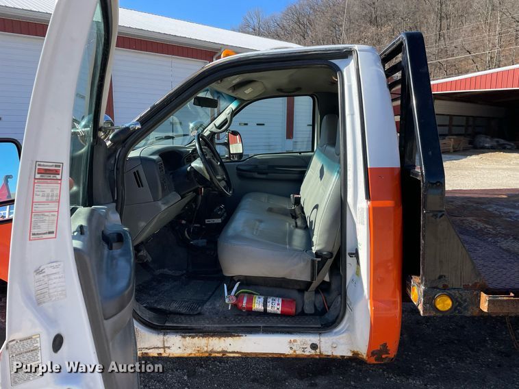 image for item MA9933 2002 Ford F550 Super Duty XL  flatbed truck