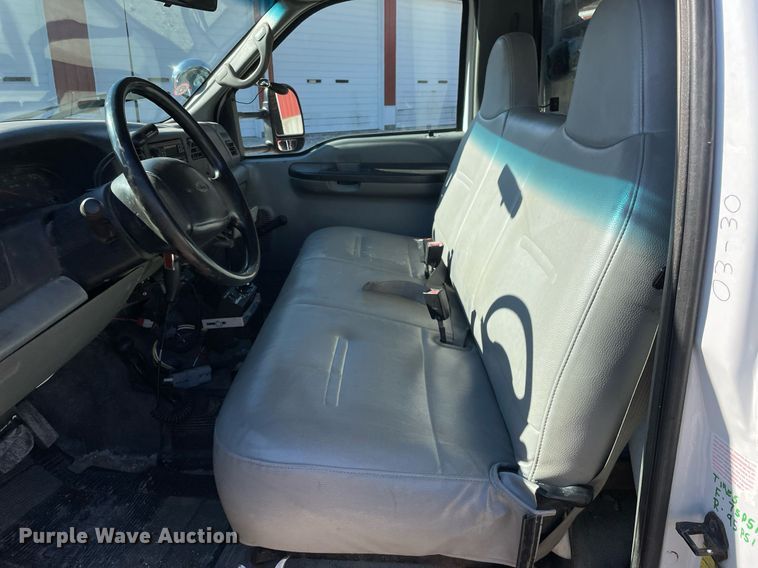 image for item MA9933 2002 Ford F550 Super Duty XL  flatbed truck