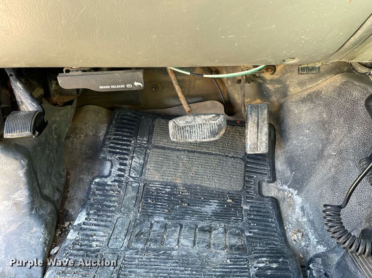 image for item MA9933 2002 Ford F550 Super Duty XL  flatbed truck