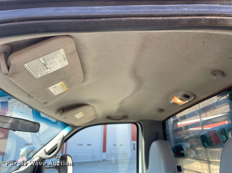 image for item MA9933 2002 Ford F550 Super Duty XL  flatbed truck