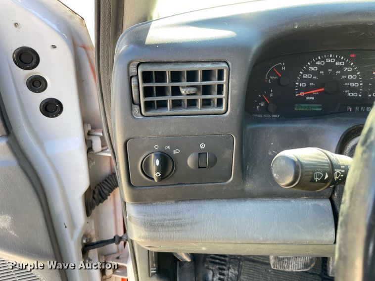 image for item MA9933 2002 Ford F550 Super Duty XL  flatbed truck