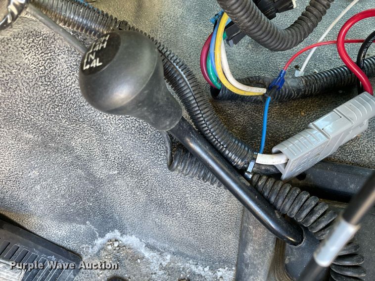 image for item MA9933 2002 Ford F550 Super Duty XL  flatbed truck