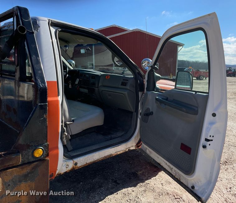 image for item MA9933 2002 Ford F550 Super Duty XL  flatbed truck