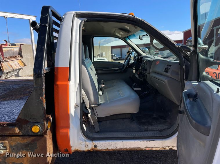 image for item MA9933 2002 Ford F550 Super Duty XL  flatbed truck